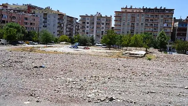 ESKİ DEVLET HASTANESİ ARSASI  GEÇİCİ OLARAK OTOPARK YAPILDI