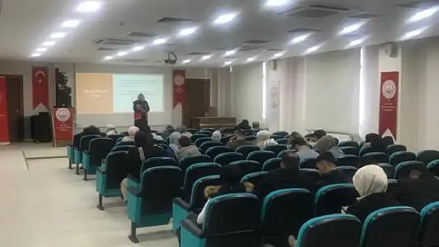 Evlenecek Gençler Hem Destekleniyor Hem de Eğitiliyorlar