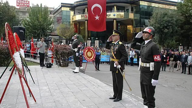 EY TÜRK GENÇLİĞİ! BİRİNCİ VAZİFEN, TÜRK İSTİKLÂLİNİ, TÜRK CUMHURİYETİNİ, İLELEBET, MUHAFAZA VE MÜDAFAA ETMEKTİR.
