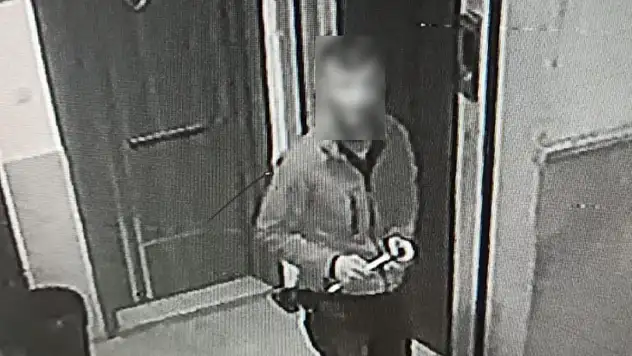 GECE GİRDİĞİ APARTMANDAKİ TÜM KAPILARI ZORLAYAN HIRSIZ ELİ BOŞ DÖNDÜ!