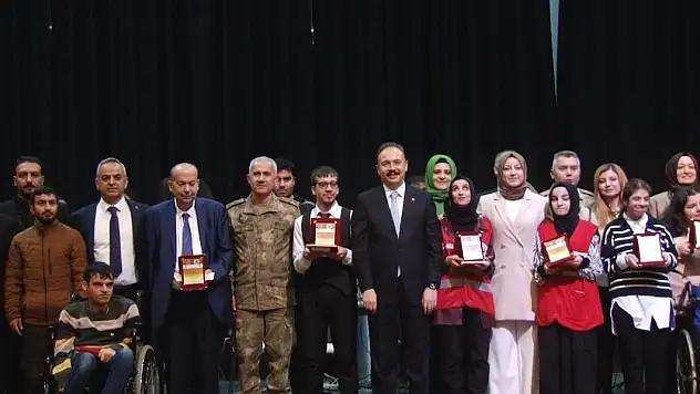 Geleneksel Yarışma İlgi Gördü Engelliler Engelleri Aştılar