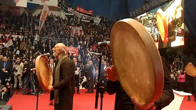 'Grup Tillo' Yeniden Refah Partisi'nin Erbaneli Seçim Şarkısını Seslendirdi