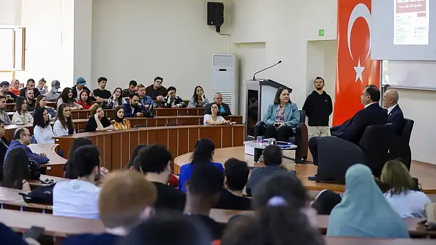 'Gümrük Birliği Anlaşması, Vize ve Mülteci Sorunu Türkiye-AB İlişkilerini Olumsuz Etkiliyor'