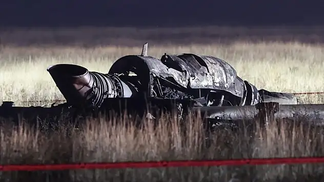 Gürcistan'da düşen askeri uçağın enkazından ilk görüntüler: 8 bin metrede üçe ayrıldı