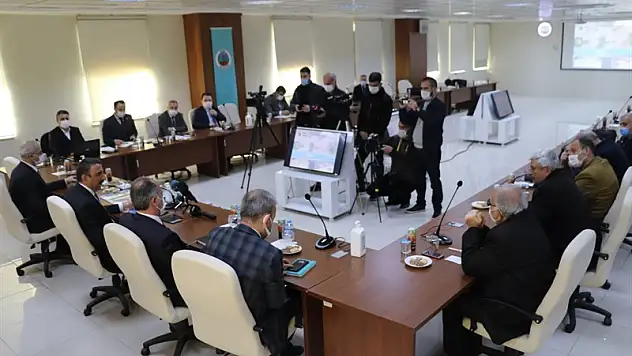 GÜRES (HAZRET-İ FAKİRULLAH) CADDESİ SİLBAŞTAN DİZAYN EDİLECEK! VALİ OSMAN HACIBEKTAŞOĞLU: 'ORTA REFÜJDEKİ ESNAFLARI MAĞDUR ETMEMEK İÇİN FORMÜLLER ARIYORUZ'