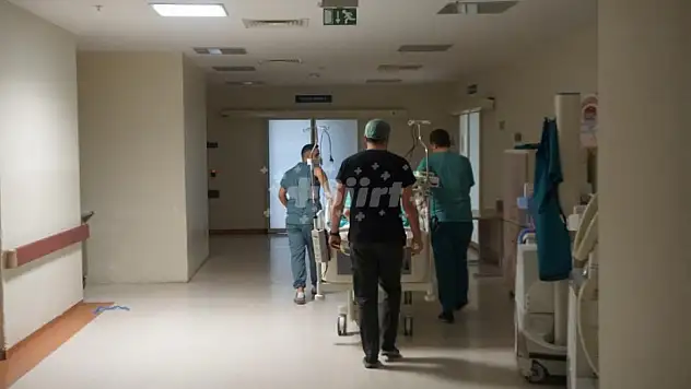 Güvenlik Görevlisi Tabancasıyla Kazara Kendini Yaraladı