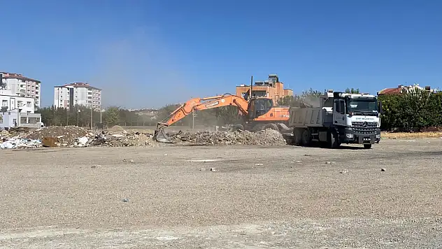 Haberimiz Üzerine Siirt Newroz Alanına Dökülen Molozlar Kaldırıldı