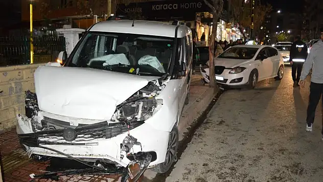 Hafif Ticari Araç Kaldırıma Çıktı!