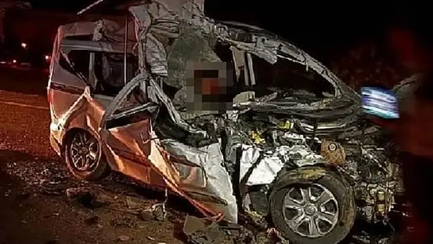 Hafif Ticari Araç Kamyona Çarptı: 2 Kişi Öldü!