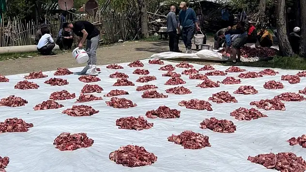 Hakkari'de 100 Yıllık Bayram Geleneği: 140 Kurban Kesildi, Etler Her Eve Eşit Dağıtıldı