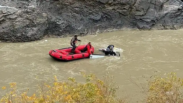 Hakkari'de Feci Kaza: Araç Zap Suyu'na Yuvarlandı, 2 Kişi Hayatını Kaybetti