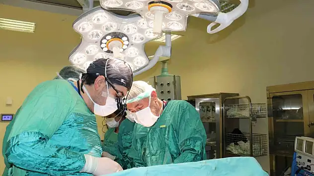 Hasta kadının karnından 15 kilo tümör çıkarıldı