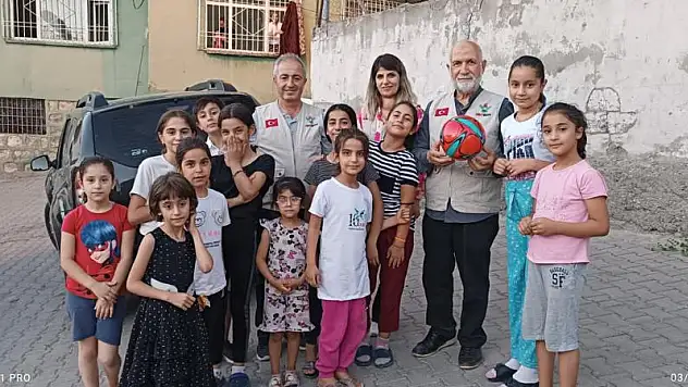 Hayırsever İşadamının Katkılarıyla Çocuklara Futbol Topları Dağıtıldı