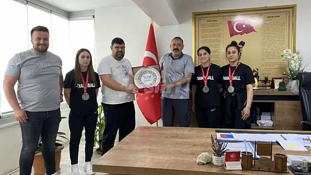 Hentbol Takımından Kısacık'a Ziyaret