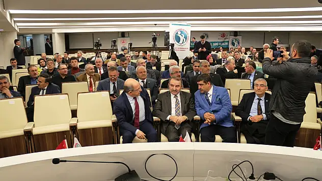 İDARECİ VE BÜROKRATLAR BİRLİĞİ TÖRENİNDE GAZETEMİZ YAZARI AYHAN MERGEN'DE ÖDÜLLENDİRİLDİ