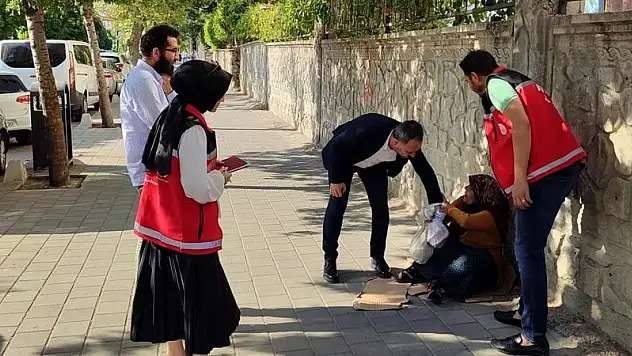 İl Müdürü Sidar, Dilenen Kadının İmdadına Yetişti