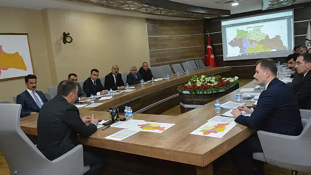 İL ÖZEL İDARESİ YATIRIMLARI DEĞERLENDİRME TOPLANTISI, VALİ HACIBEKTAŞOĞLU BAŞKANLIĞINDA YAPILDI