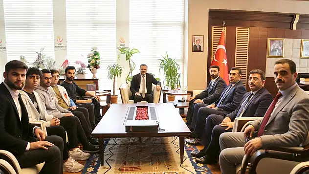 İlim Yayma Cemiyeti Yüksek Öğrenim Yurdundan Rektör Şındak'a Ziyaret