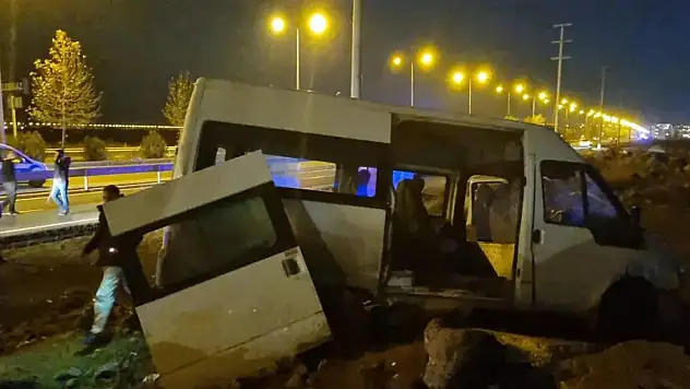 İnşaat İşçilerini Taşıyan Minibüs Devrildi: 15 Yaralı