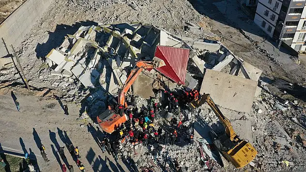 İş Makinesi Operatörü Binanın Altında Kalarak Can Verdi