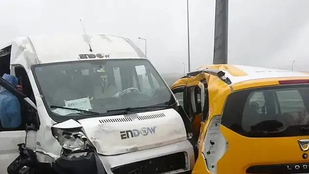 İşçi Servisi İle Taksi Çarpıştı:13 Yaralı