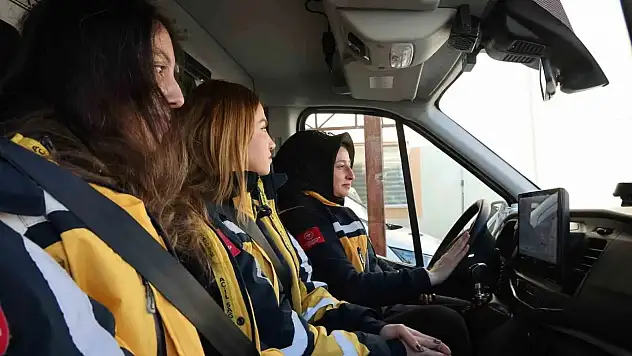 Siirt'in Tek Kadın Ambulans Şoförü Keskin Virajlarda Hayat Kurtarıyor