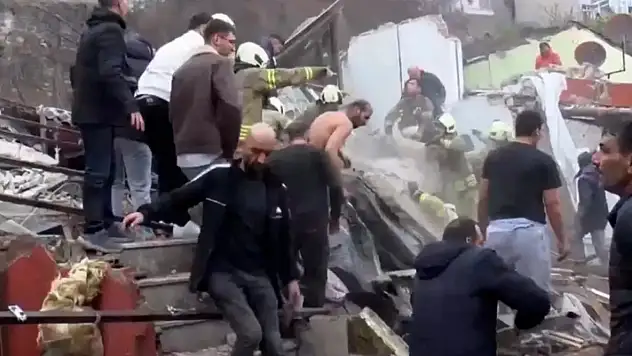 İstanbul Fatih'te doğal gaz patlaması: İki bina çöktü
