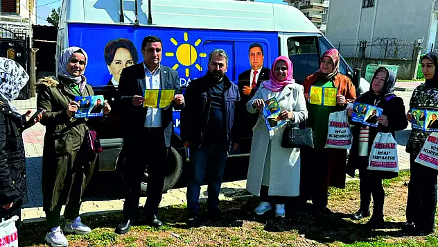 İYİ Partililer Broşür Dağıttı