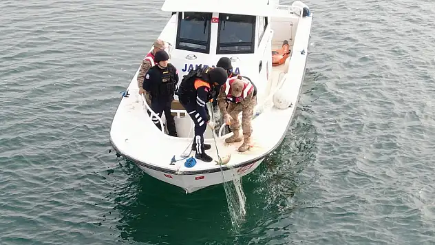 JANDARMA ILISU BARAJ GÖLÜNDE KAÇAK AVCILIĞA GÖZ AÇTIRMIYOR