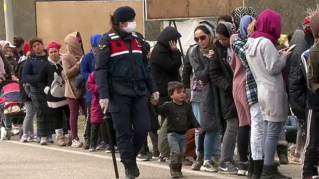 Kadın komutan mültecilerin gönlünü fethetti