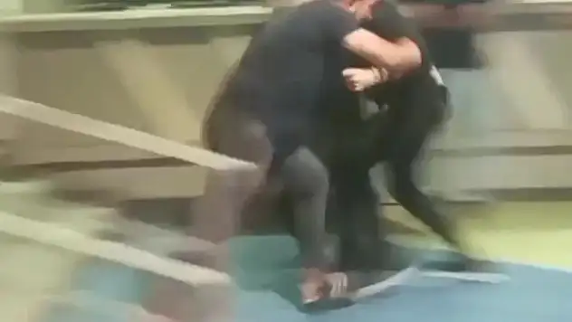 KADINLAR ARASINDA YAŞANAN KAVGA KAMERAYA YANSIDI