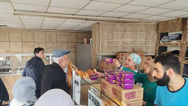 Kadir Gecesi'nde Ekmek Alanlara Çikolata İkramında Bulunan Fırın