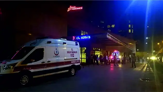 Kaldırımda Oturan Gence Otomobil Çarptı