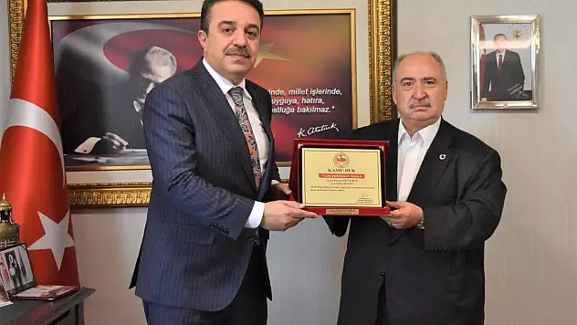 KAMU-DER'İN YILIN BÜROKRAT ÖDÜLÜ İÇİŞLERİ BAKAN DANIŞMANI FEVZİ SEVGİLİ'NİN OLDU