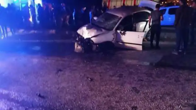 Kamyonet Aydınlatma Direğine Çarptı