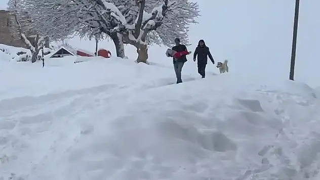 Kar altında zamanla yarış: Siirt'te 3 yaşındaki çocuk hastaneye ulaştırıldı