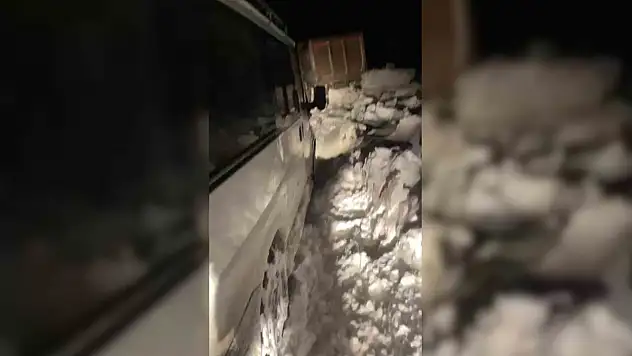 Siirt'te kar nedeniyle yolda kalan araçlar, lastik iziyle kurtuldu