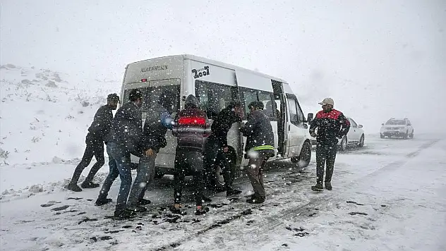Kar ve Tipi Nedeniyle Birçok Araç Yolda Kaldı!