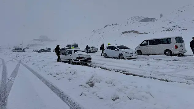 Kar yağışı etkisini artırdı: Kurtalan–Siirt yolu Kayabağlar kavşağı öncesinde trafiğe kapandı