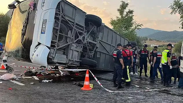Katliam Gibi Kaza: Bariyerleri Yıkıp Karşı Şeride Geçti, 6 Ölü, 43 Yaralı