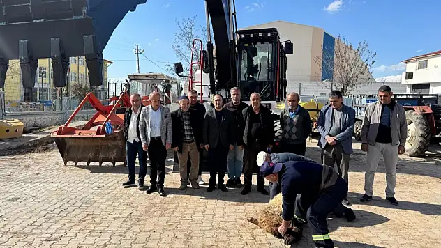 Kayabağlar Belediyesi'ne Yeni Ekskavatör Alındı, Kurban Kesilerek Hizmete Başladı