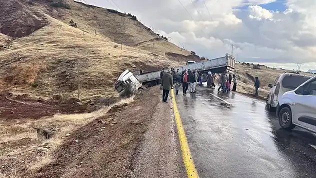 Kayganlaşan Yolda, Yoldan Çıkan Tır Trafikte Aksamalara Yol Açtı