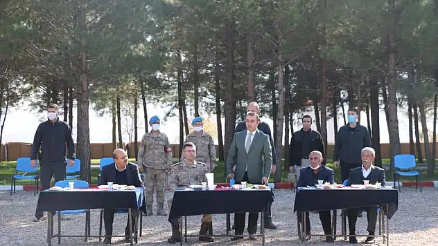 KAYMAKAM TEKİN, KURTALAN'DA HUSUMETLİ İKİ AİLEYİ BARIŞTIRDI