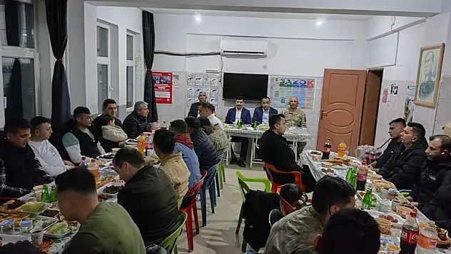 Kaymakam ve Belediye Başkan V. Bağlı, İlçe Jandarma Komutanlığında Düzenlenen İftar Yemeğine Katıldı