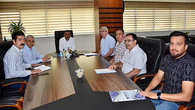 KENTSEL DÖNÜŞÜM PROJESİ BİLGİLENDİRME VE DEĞERLENDİRME TOPLANTISI, VALİ HACIBEKTAŞOĞLU BAŞKANLIĞINDA YAPILDI