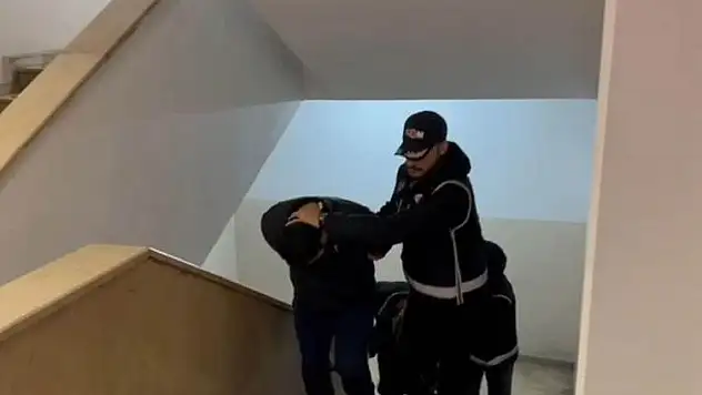 Kırmızı Bültenle Aranan 2 Kişi İstanbul'da Yakalandı