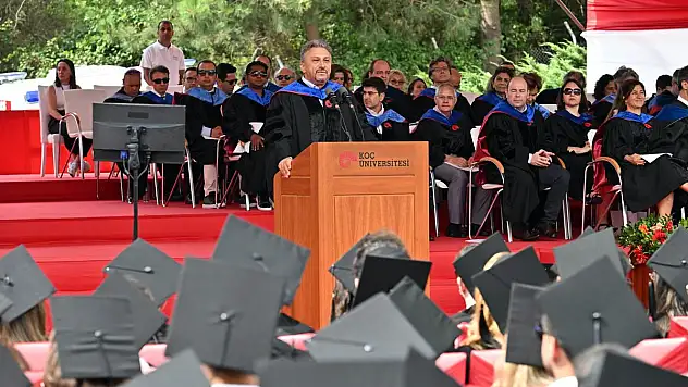 Koç Üniversitesi 30'uncu Dönem Mezunlarını Verdi