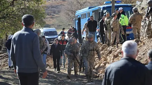 Komşu ilimizde tutuklu Rukiye Fidan, ailesinden kaybettiği 4 kişi için taziyeye götürüldü