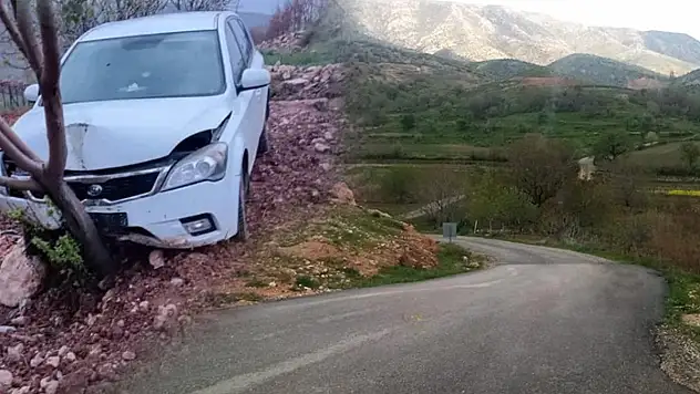 KÖYLÜLER SIK KAZA YAŞANAN YOLA UYARI LEVHALARI KONULMASINI İSTİYOR!