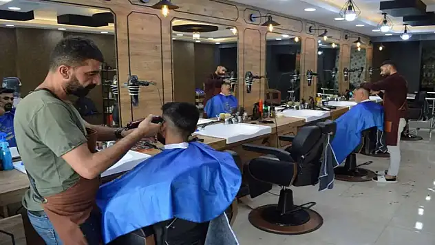 Kuaför Hemşerimiz, Maddi Durumu İyi Olmayan Vatandaşlarımızı Tıraş Ediyor!